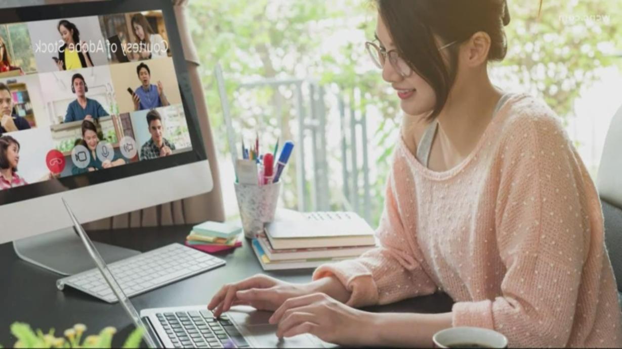 Osoba planująca posiłki i zapisująca notatki przy stole z produktami spożywczymi