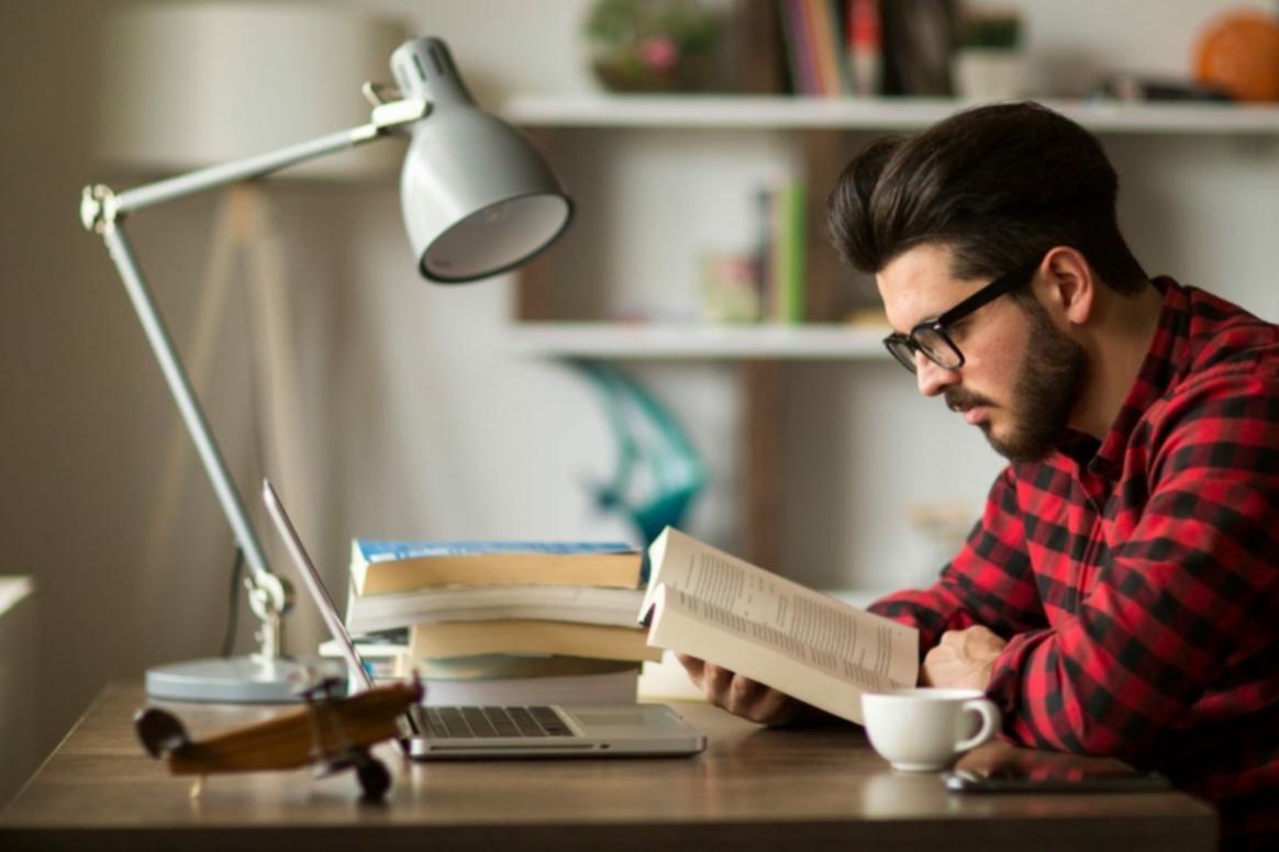 Zdrowe produkty spożywcze i świeże warzywa przedstawiające podstawy prawidłowego odżywiania